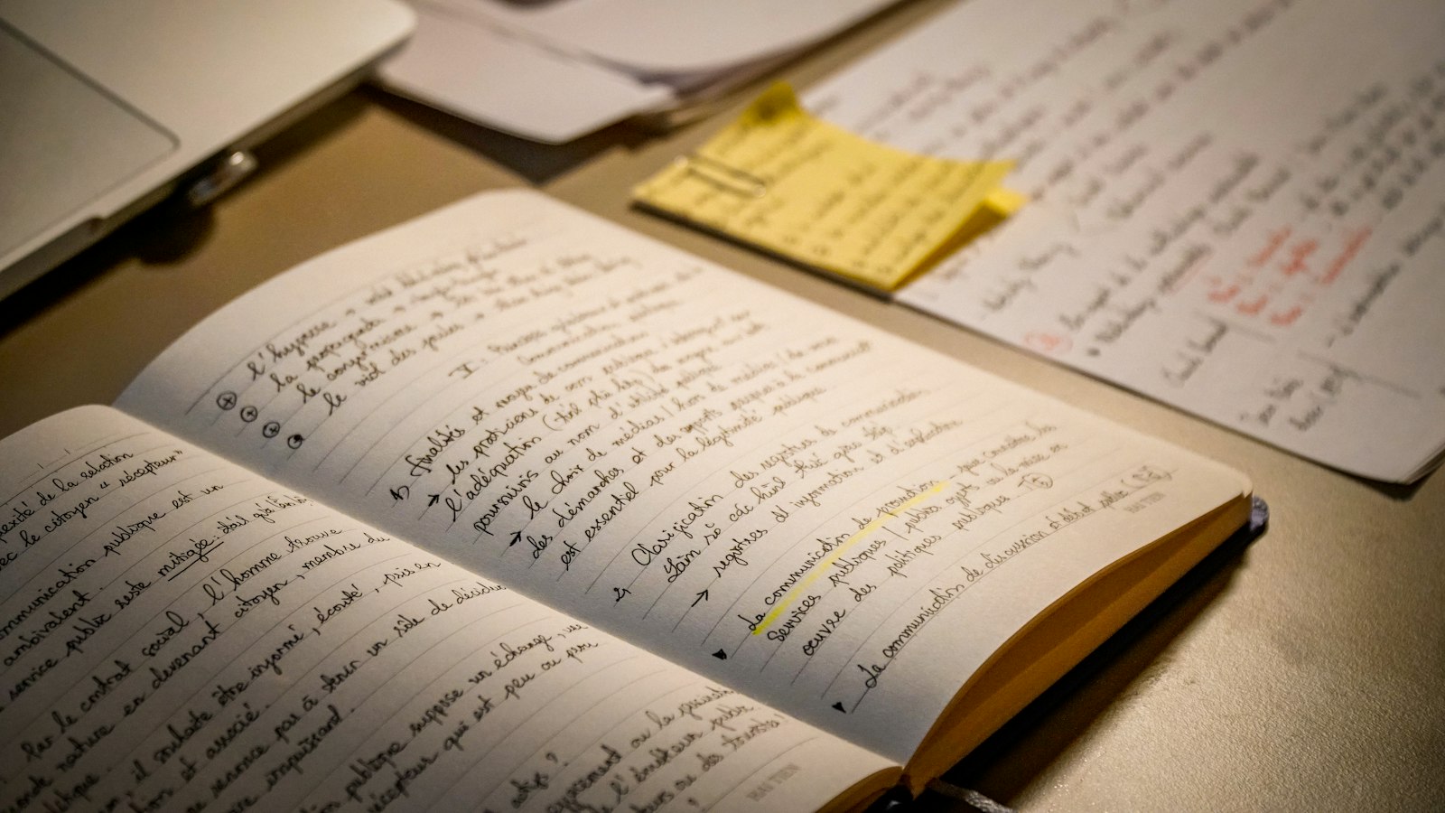 Carnet de notes manuscrites et feuilles annotées pour écrire un scénario en 3 actes